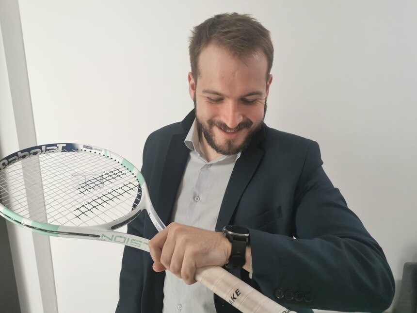 Man weiß einfach nicht: Geht er zum Tennis oder zu einem Geschäftstermin?