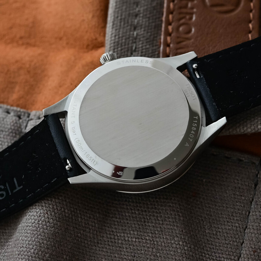 Über eine Verzierungsebene lohnt es bei diesem Werk kaum zu sprechen – Tissot hat es daher klugerweise mit einem massiven, geschlossenen Boden verdeckt, dessen freie Fläche geradezu zu einer persönlichen Gravur einlädt.