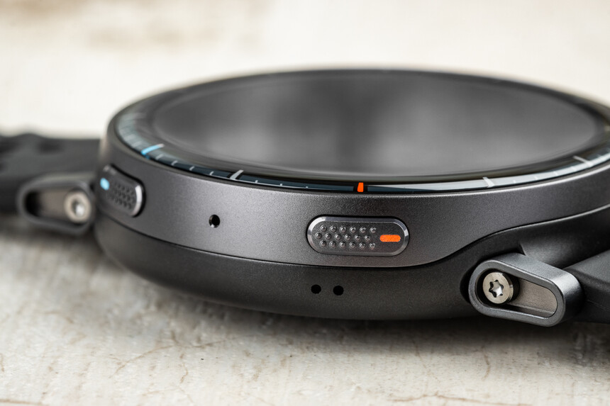 Die Tasten haben eine feine Riffelung, was die Bedienung erleichtert.