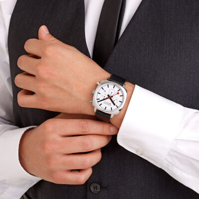 Mondaine Grand Cushion Quartz MSL.41410.LBV.SET (+ Ersatz-Uhrenarmband)