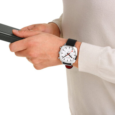 Mondaine Grand Cushion Quartz MSL.41410.LBV.SET (+ Ersatz-Uhrenarmband)